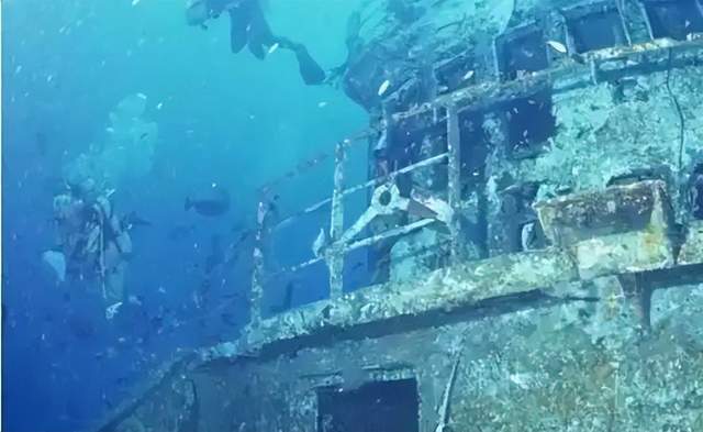 2013年美国人用钛合金机器人从深海中捞出108万公斤银锭！